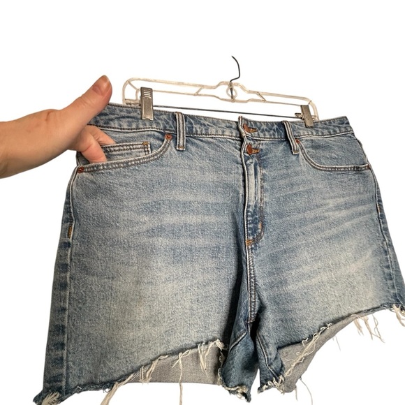Universal Thread Med Wash Vintage Midi Distressed Cut Off Jean Shorts Sz 14 - Picture 4 of 11